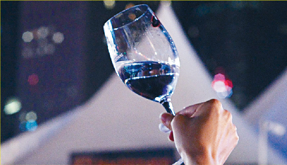 ■有科學研究表明，適量喝酒，比起完全戒酒，對身體健康更好。