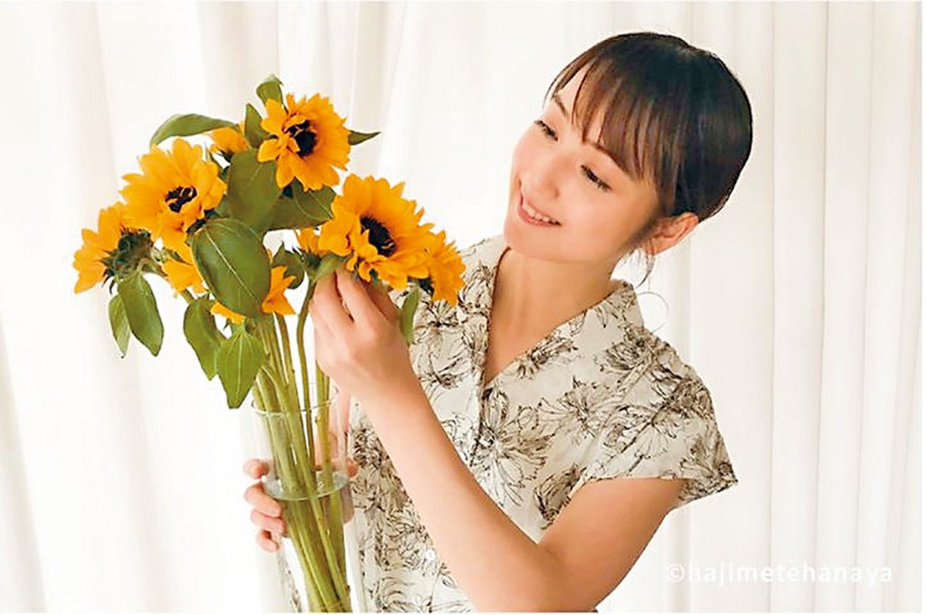 佐佐木希仍继续工作，近日为插花活动宣传。