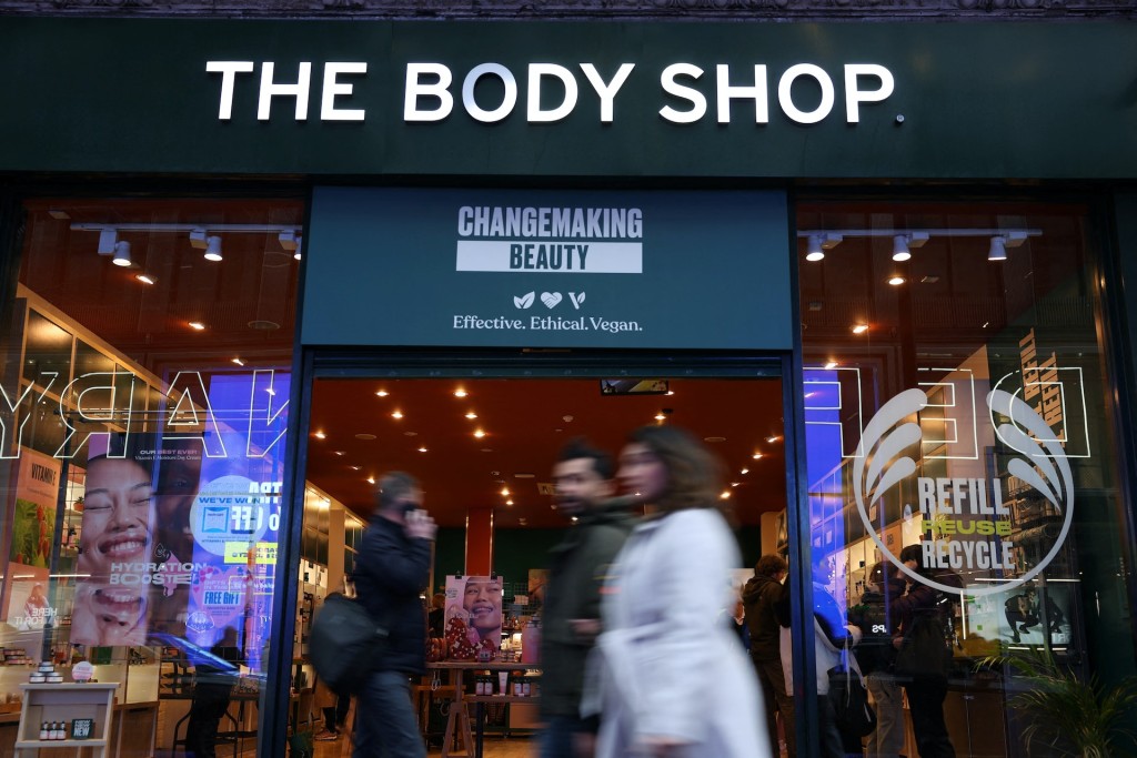 The Body Shop曾表示，其「社區貿易」令23個國家的12,000多名工人受益，但該公司2018年永續發展報告中亦承認，採用成分中僅得10%可達到「可持續」標準，承諾到2020年達到100%。
