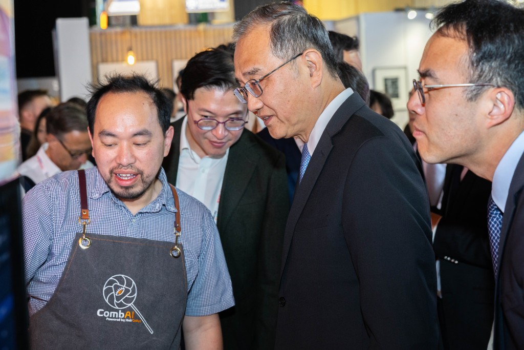 鄧勵正了解香港科技園公司企業HairCoSys Limited的護髮、美髮技術。 鄧勵正了解香港科技園公司企業HairCoSys Limited的護髮、美髮技術。