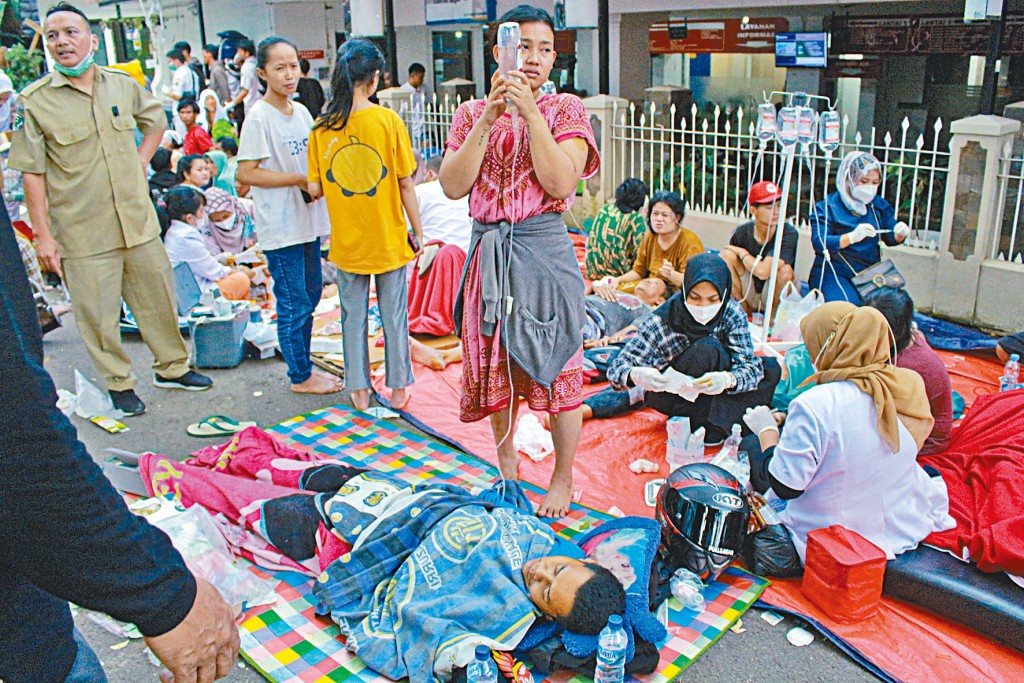 展玉地區的地震傷者在當地一所醫院外接受治療。