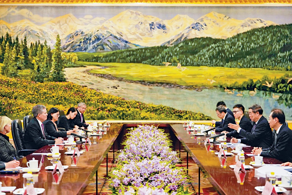 共和黨參議員戴安斯(左二)訪華,在人民大會堂新疆廳與國務院副總理何立峰(右二)會面。