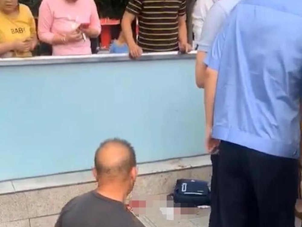 受伤学童的书包。网图