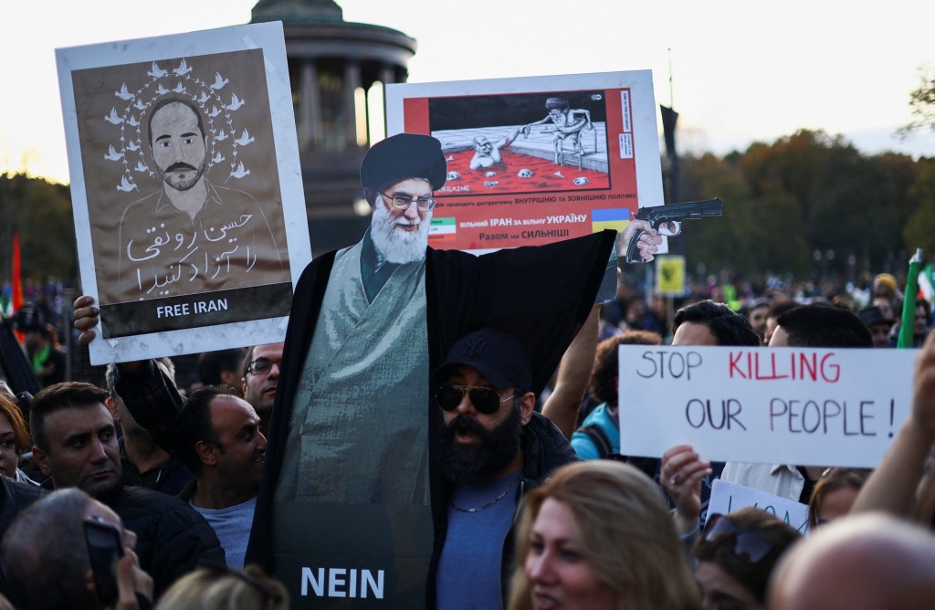 反對伊朗政府的活躍分子聲稱，今次在柏林舉行的大遊行，是海外伊朗裔人參加的歷來最大規模示威行動。路透社圖片