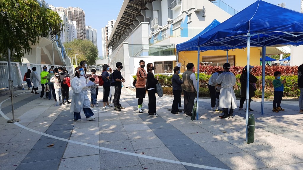 市民排隊接種疫苗。