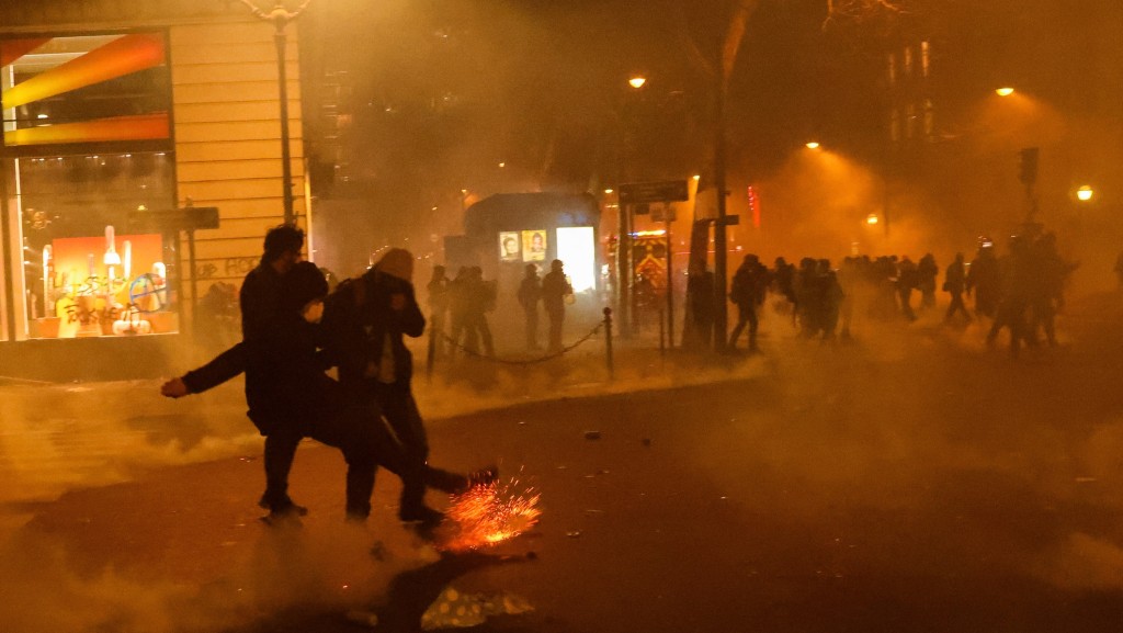 3月23日，巴黎示威者與警方爆發衝突。 路透社