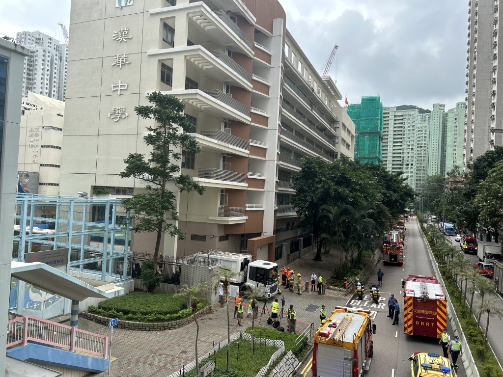 當時垃圾車沿富欣道倒車駛入漢華中學收垃圾期間，撞倒途經的老婦。楊偉亨攝