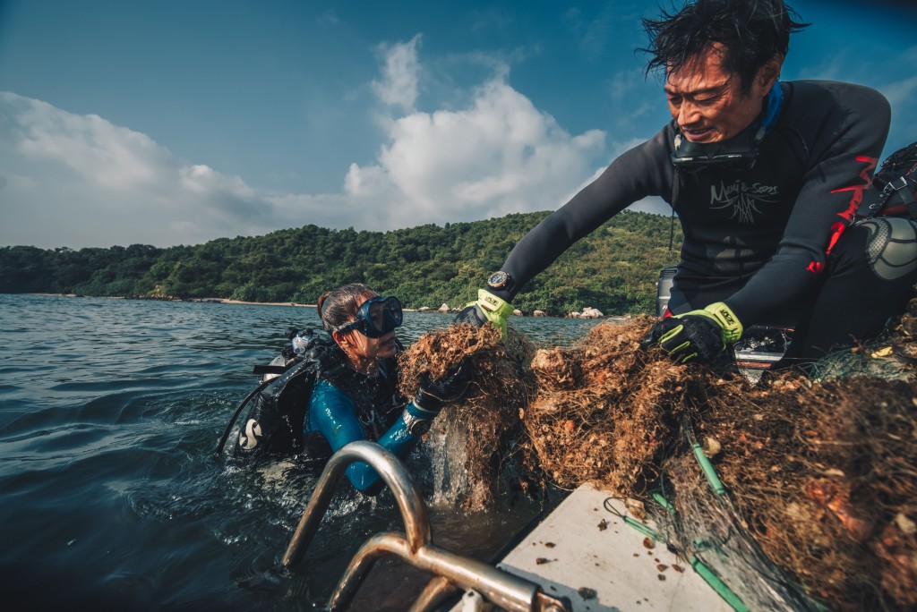 鬼網是指海洋中被廢棄或遺失的漁具，包括漁網、漁籠、漁絲和漁鉤等等。