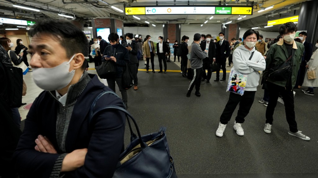 地震后，日本市民等候列车恢复。AP图片
