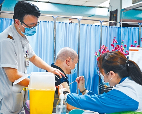 六十歲或以上長者等合資格高感染風險人士，可優先免費接種第三針。　