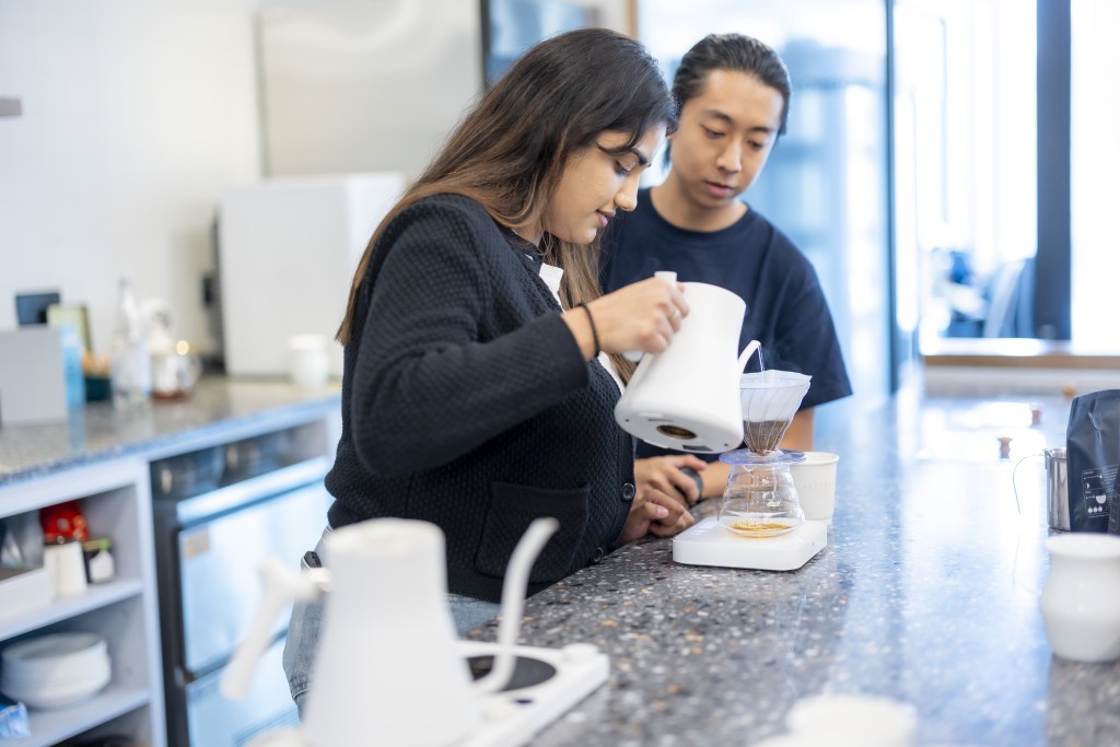 參加者學習以 AI 沖製咖啡 ，了解科技融合咖啡的潮流。