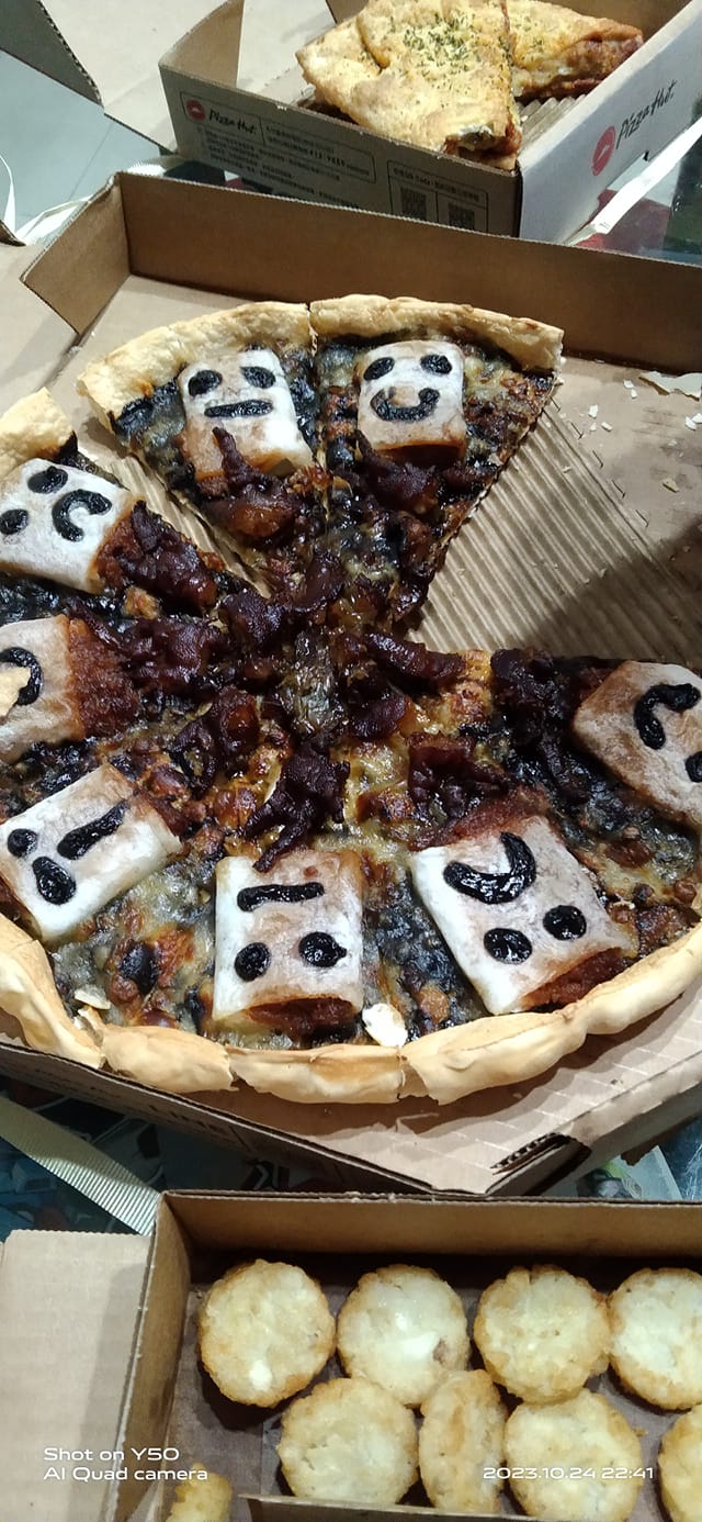 萬聖節限定口味「幽靈腸粉鳳爪比薩」（圖片來源：Facebook@必勝客 Pizza Hut Taiwan）