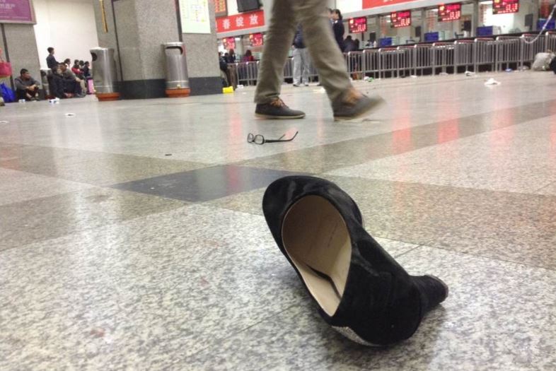 昆明火车站恐袭发生后，现场留下逃生民众的鞋。新华社