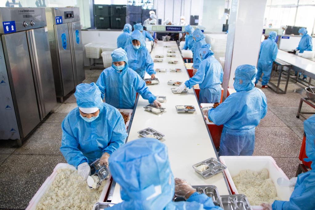 首個學生餐國標將在12月實施，確保製餐每個環節安全。新華社