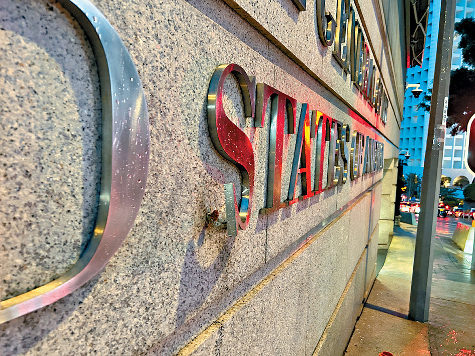 記者現場所見，外牆上「STATES」字牌的「S」字被撬起。