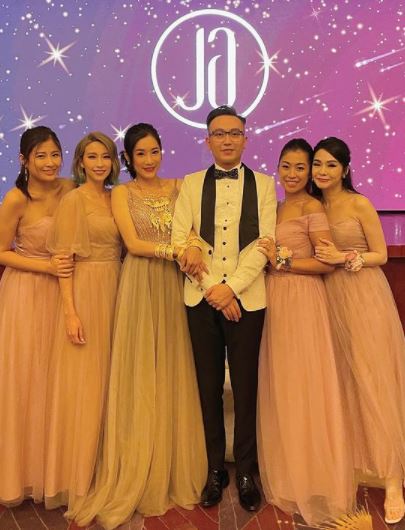 新郎和新娘，郎才女貌。