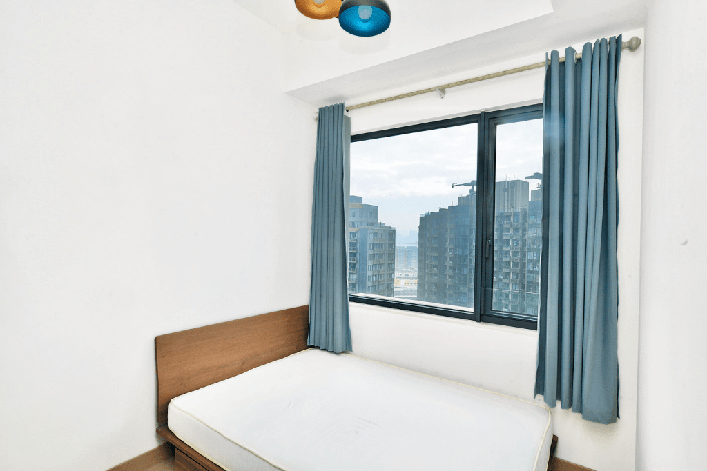 睡房設計清雅舒適，擁大面窗戶。