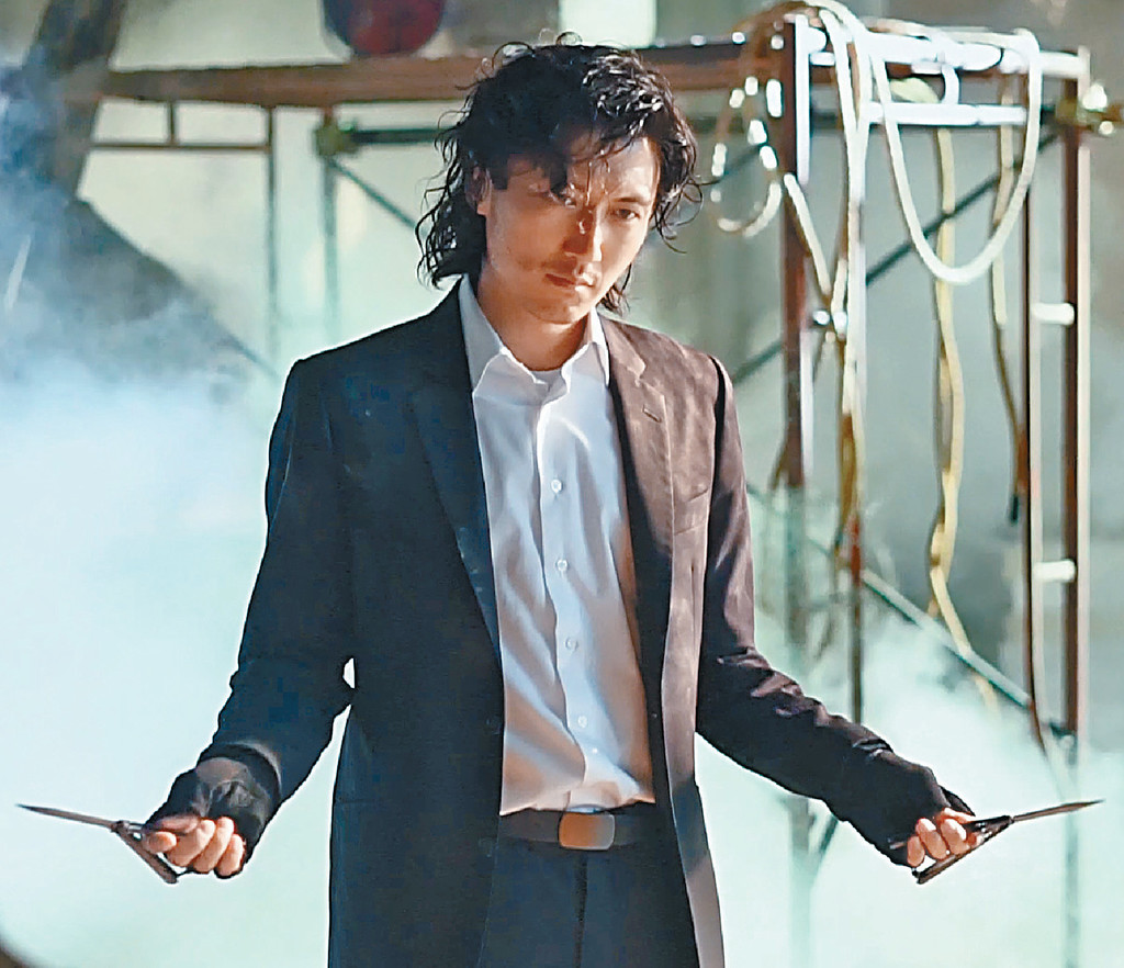 ■霆鋒苦練同時舞兩把蝴蝶刀。
