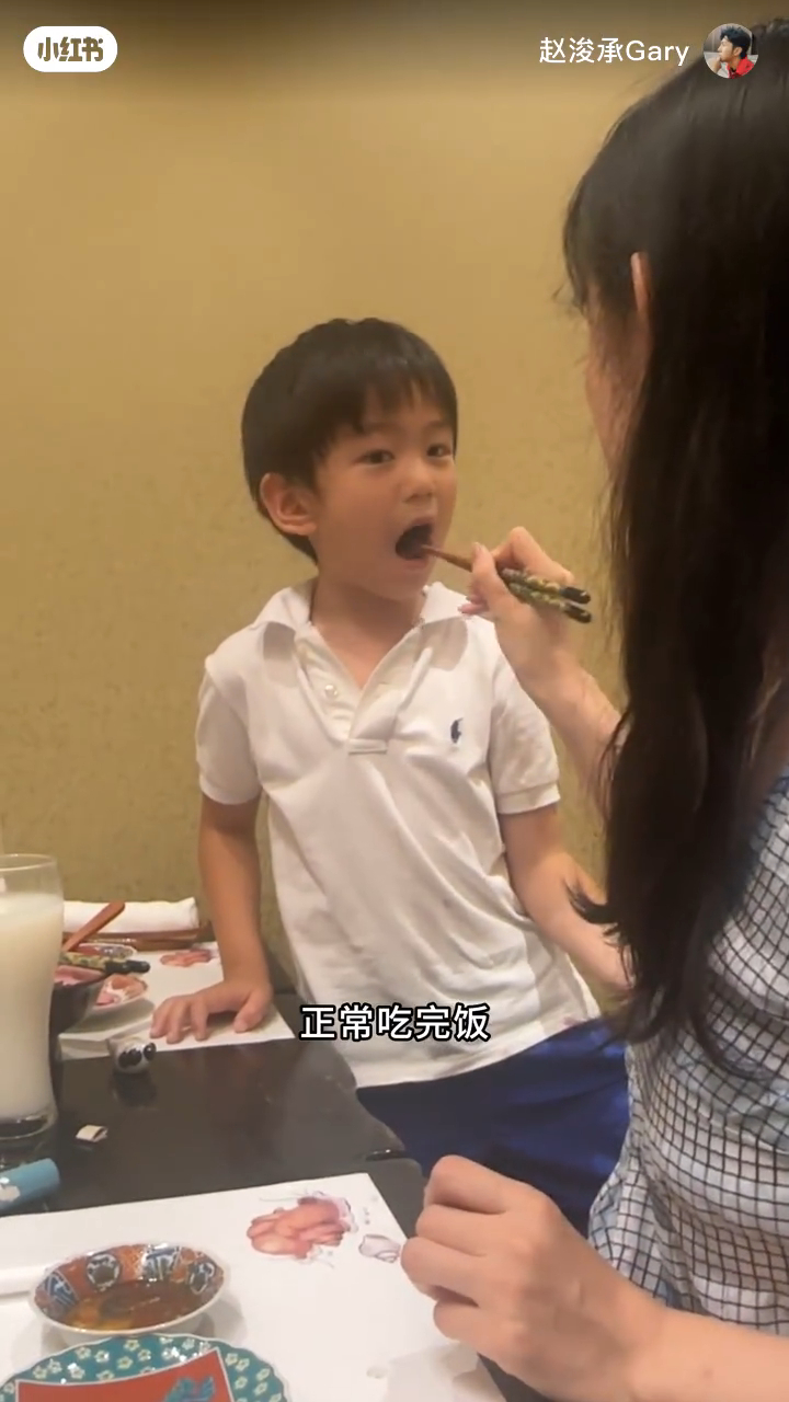趙浚承叫兒子吃完飯才玩手機。