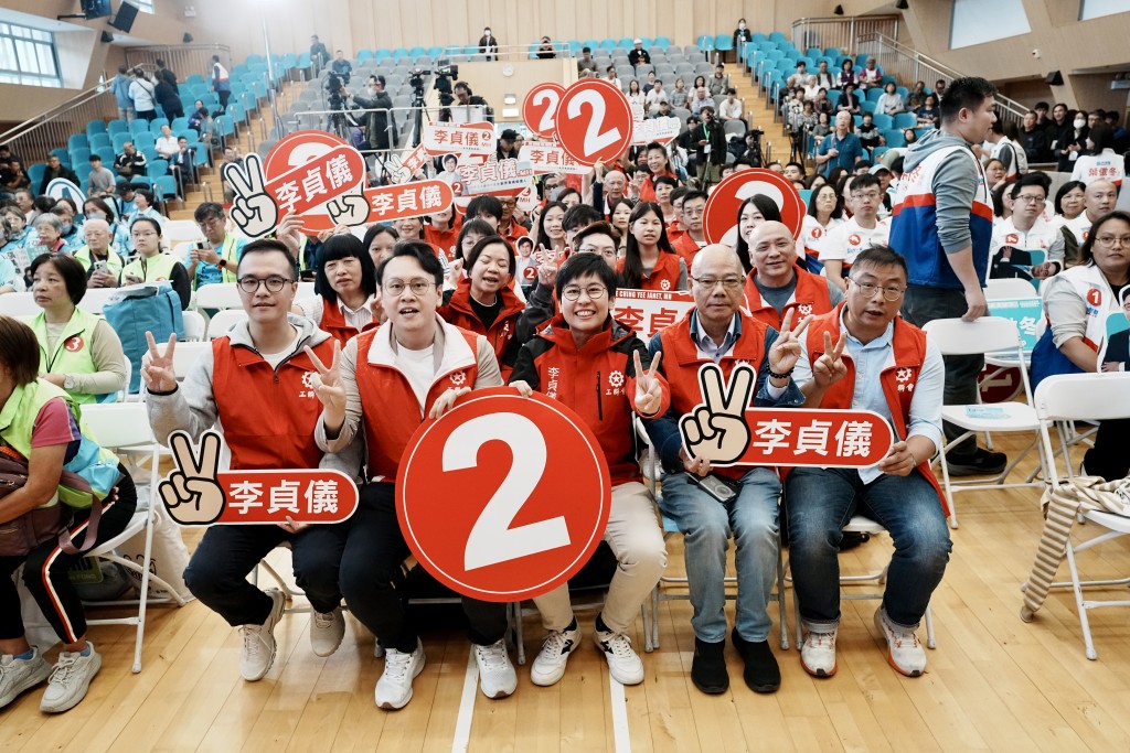 2號李貞儀與助選團隊。