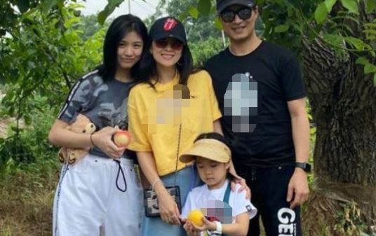 汪峰和前妻的女兒小蘋果（左），跟章子怡感情要好。