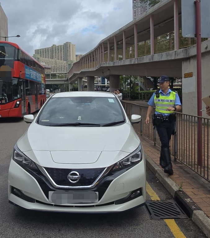 新界南警方截獲的白牌車和司機。警方圖片