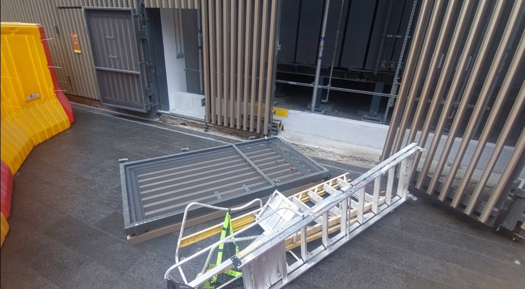 荃灣屋苑鐵閘倒塌 男工倒地頭傷送院
