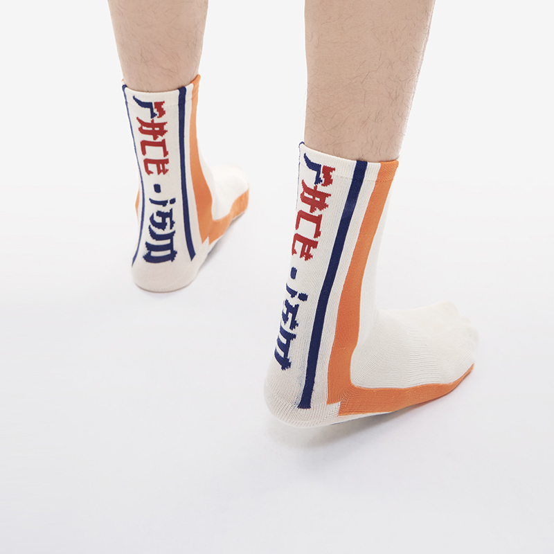 中性中腰襪/$120。