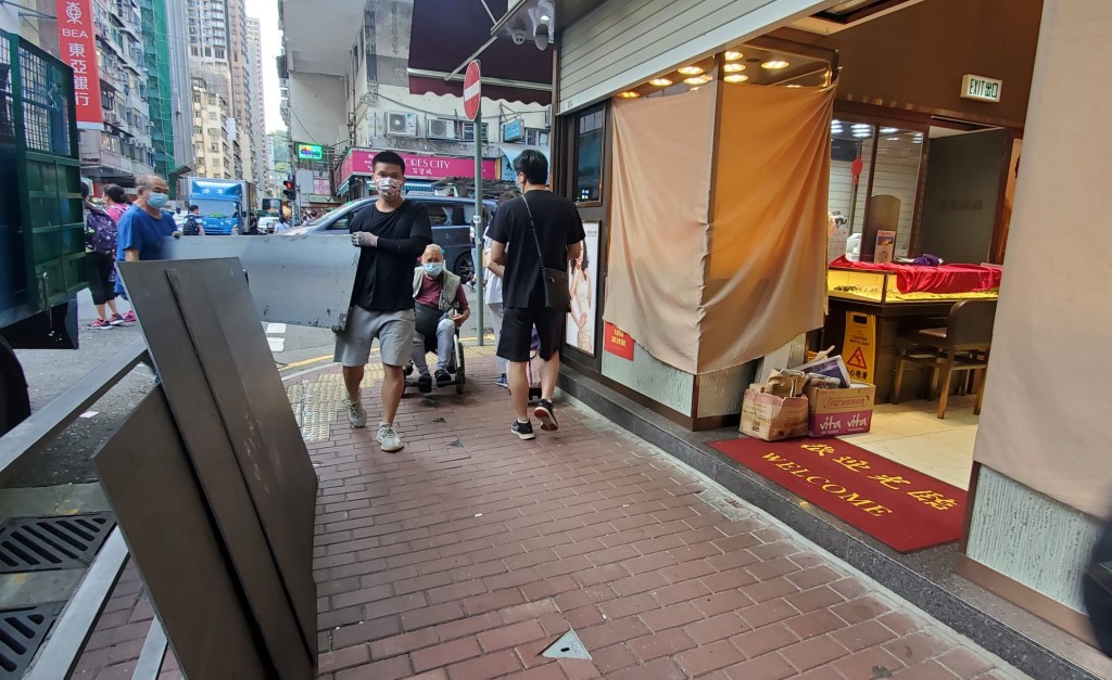 至下午4時半左右,有裝修工人搬多件大型物件進入珠寶店內。