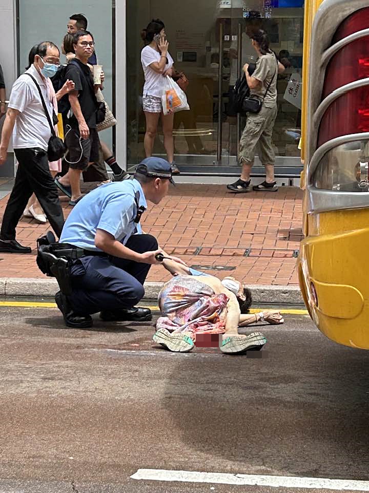 警員在場安慰傷者。fb：John Ng