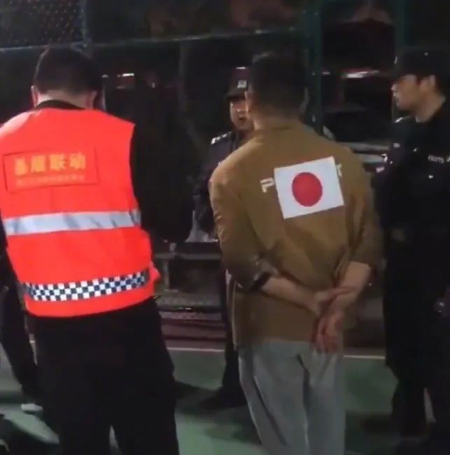 浙江台州男子背贴日本国旗，最终而被行政拘留。