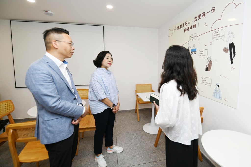 麦美娟（中）和香港驻成都经济贸易办事处主任袁嘉诺（左）参观“依江金水社区生活空间”内设施。政府新闻处
