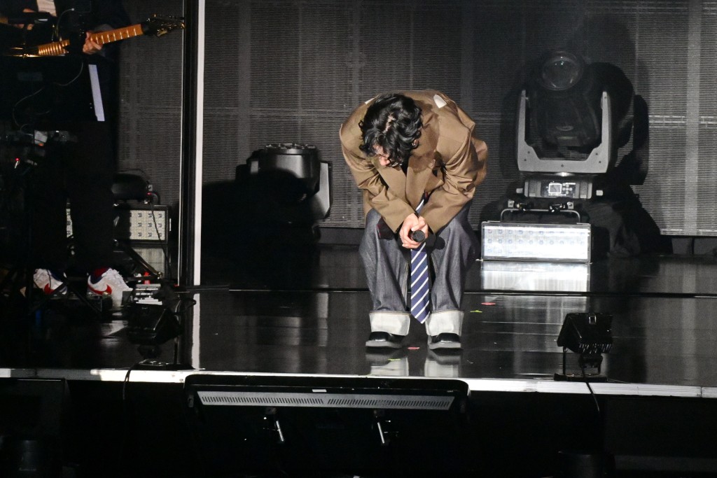 陈健安在台上演唱后向粉丝90度鞠躬。
