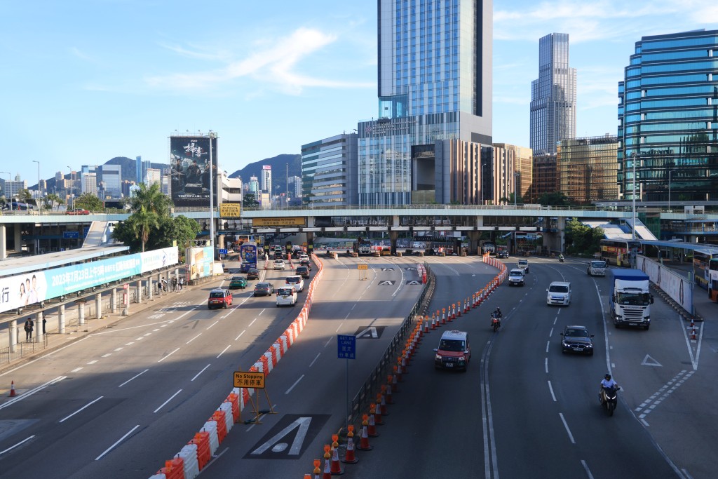 运输署指昨日三隧道实施「633」固定收费方案交通大致畅顺。