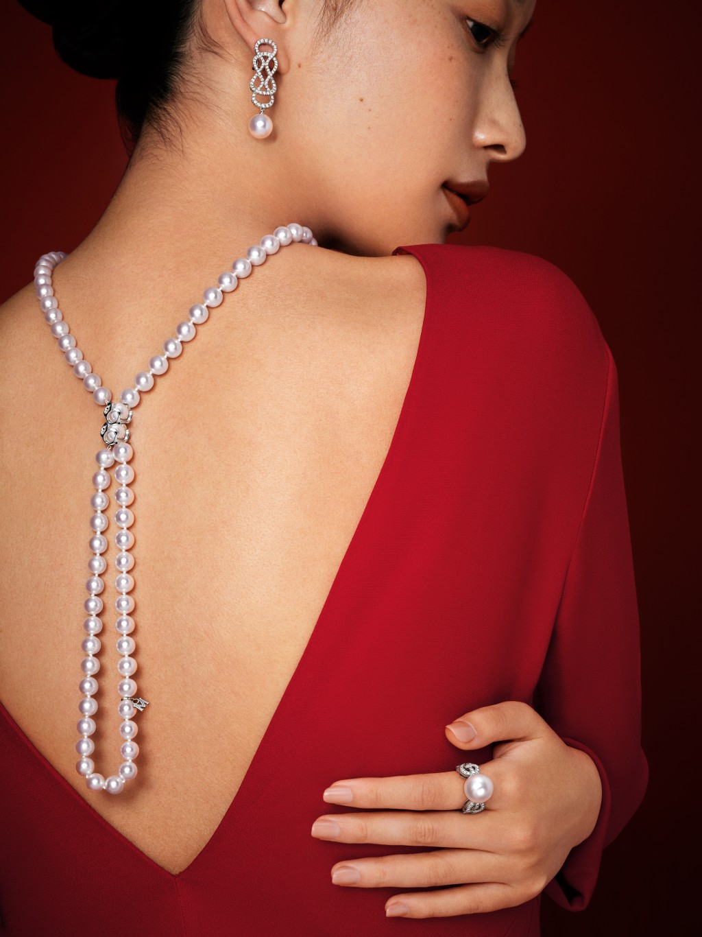 Mikimoto Double Eigh（t 88）Collection取材自幸運數字「8」，當中珍 珠長項鏈選用88顆直徑8.00至8.80mm的Akoya珍珠串聯而成，其 18K白金搭扣可靈活變換，變化出多種佩戴方式。（售價待詢）