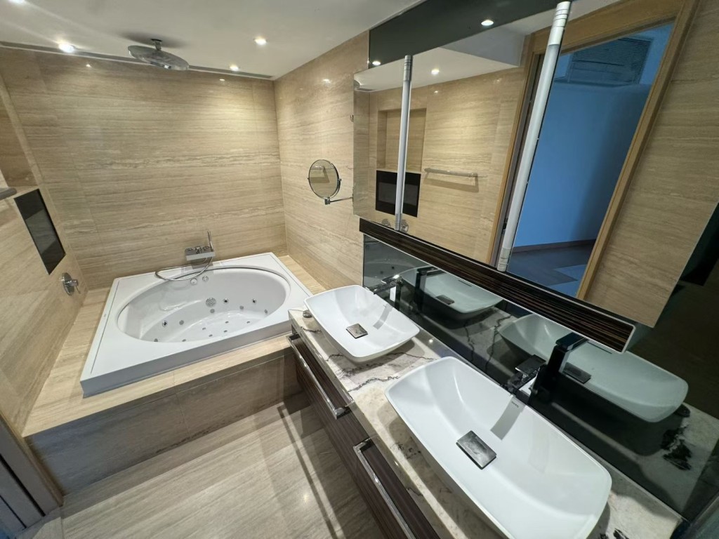 浴室圓形按摩浴缸，保養新淨。