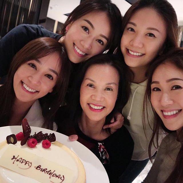 心美與母親及姊妹合照，個個都明星相。