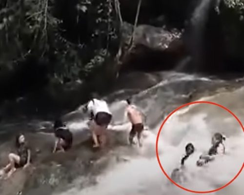 菲律賓一個瀑布突然山洪暴發，沖走3人，包括一對母女（紅圈）。 （片段截圖）