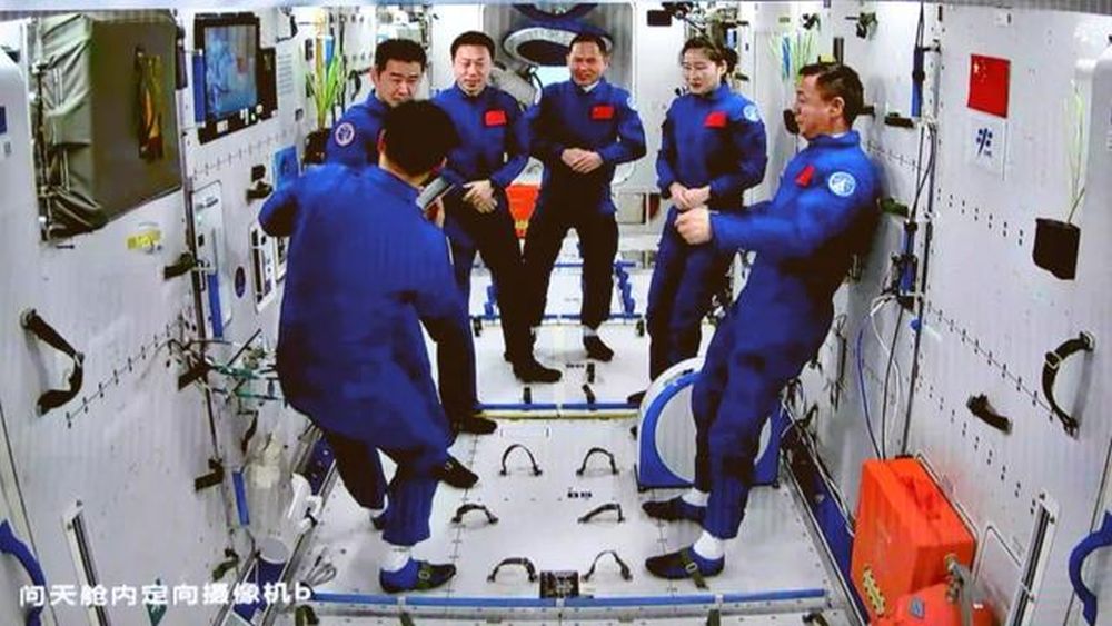 3名航天员顺利进入天和核心舱，与天和核心舱乘组人员会合。
