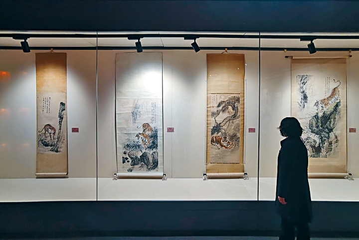正在合肥的安徽博物院展出的多幅生肖畫作,吸引着訪客的目光。(中新社資料圖片)