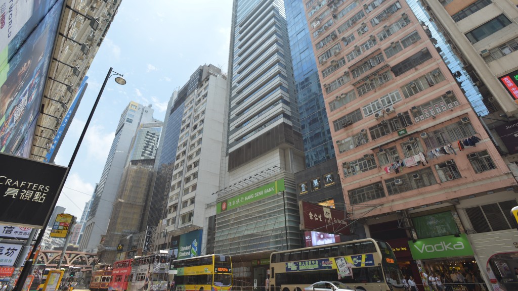 铜锣湾持刀匪闯银行 递纸条要求10万元事败 警掩至截获。资料图片