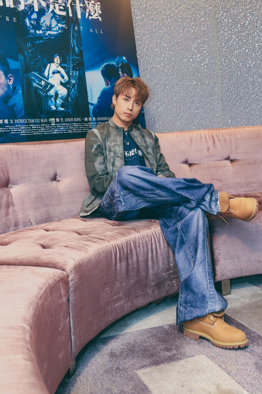 AK飾演的暉仔出身於問題家庭，外表冷漠、內心壓抑。