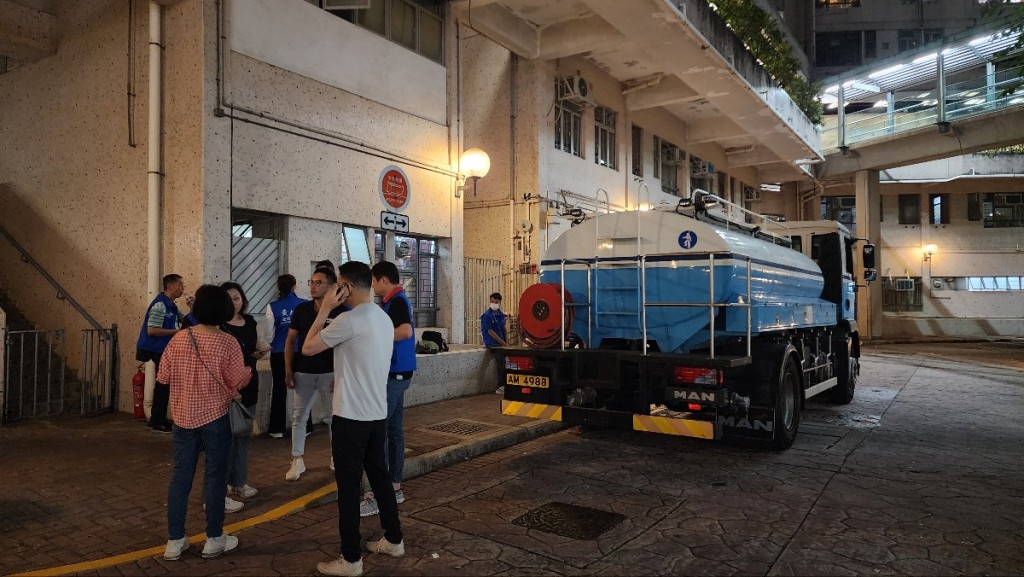 名居民帶同水桶到水車取水,秩序大致良好。黃文威攝 名居民帶同水桶到水車取水,秩序大致良好。黃文威攝