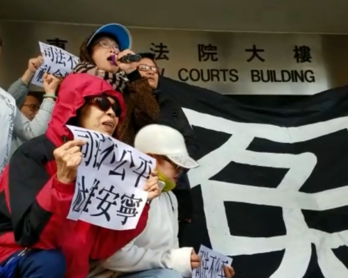 珍惜群組庭外聲援。陳詠詩攝