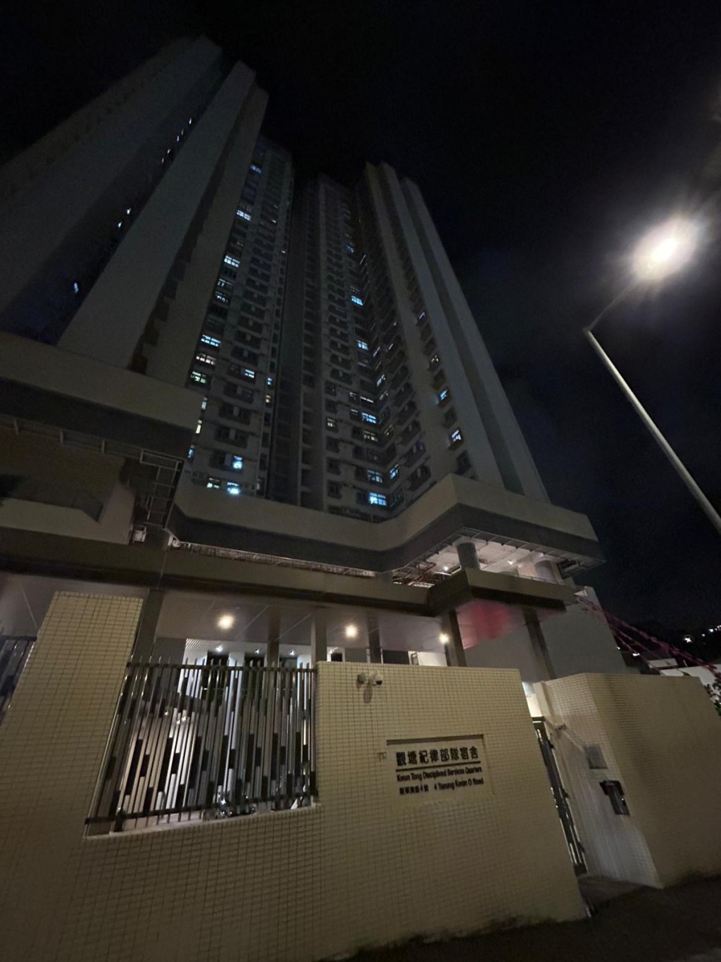 觀塘紀律部隊宿舍男子墮平台,救護員將其送往聯合醫院搶救,惟最終不治。曾志恆攝 觀塘紀律部隊宿舍男子墮平台,救護員將其送往聯合醫院搶救,惟最終不治。曾志恆攝