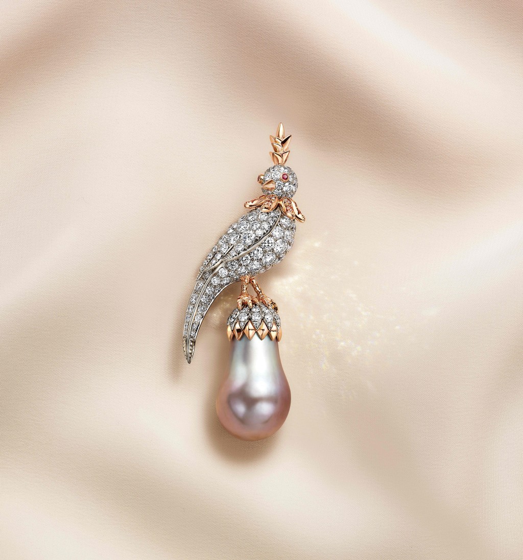 18K玫瑰金及鉑金胸針，鑲嵌逾31卡淺灰色天然海水水滴形珍珠、彩棕鑽、白鑽石及紅寶石。（Tiffany & Co.）