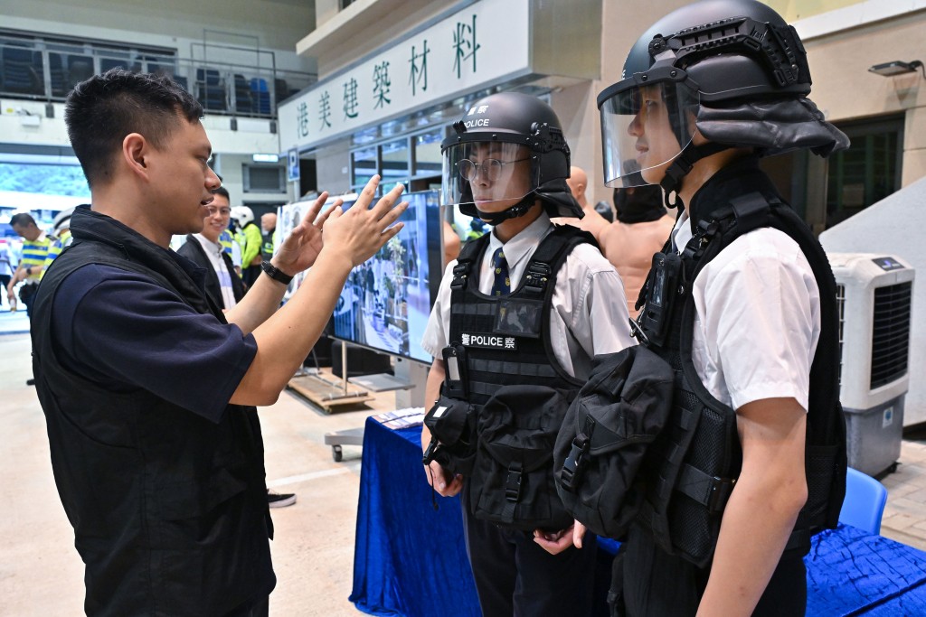 刑事部门队员向参加者介绍其工作。警方图片