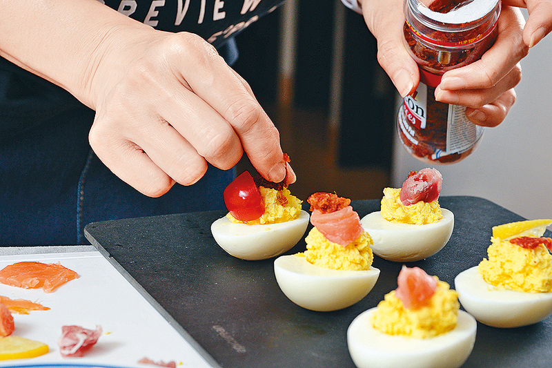 6.	將配料鋪在蛋白上,即可品嘗。