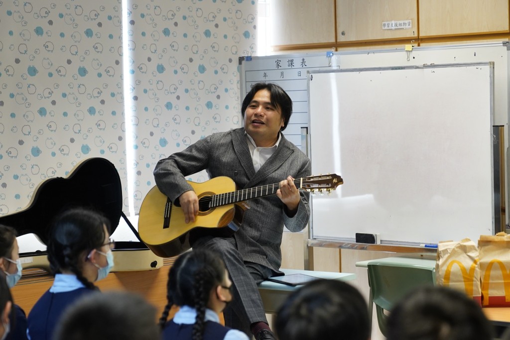 校長更自彈自唱做「表演嘉賓」！（圖片來源：fb@北角循道學校）