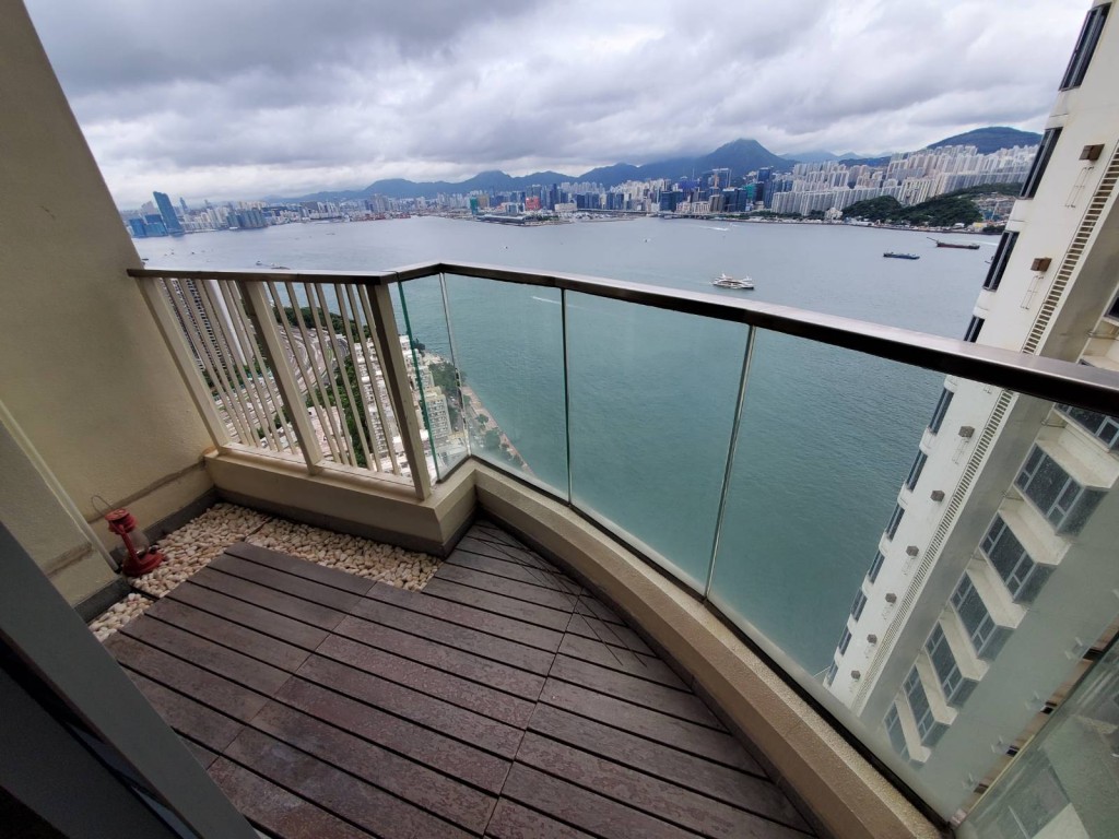 單位外望海景,可望及東九龍一帶市景。
